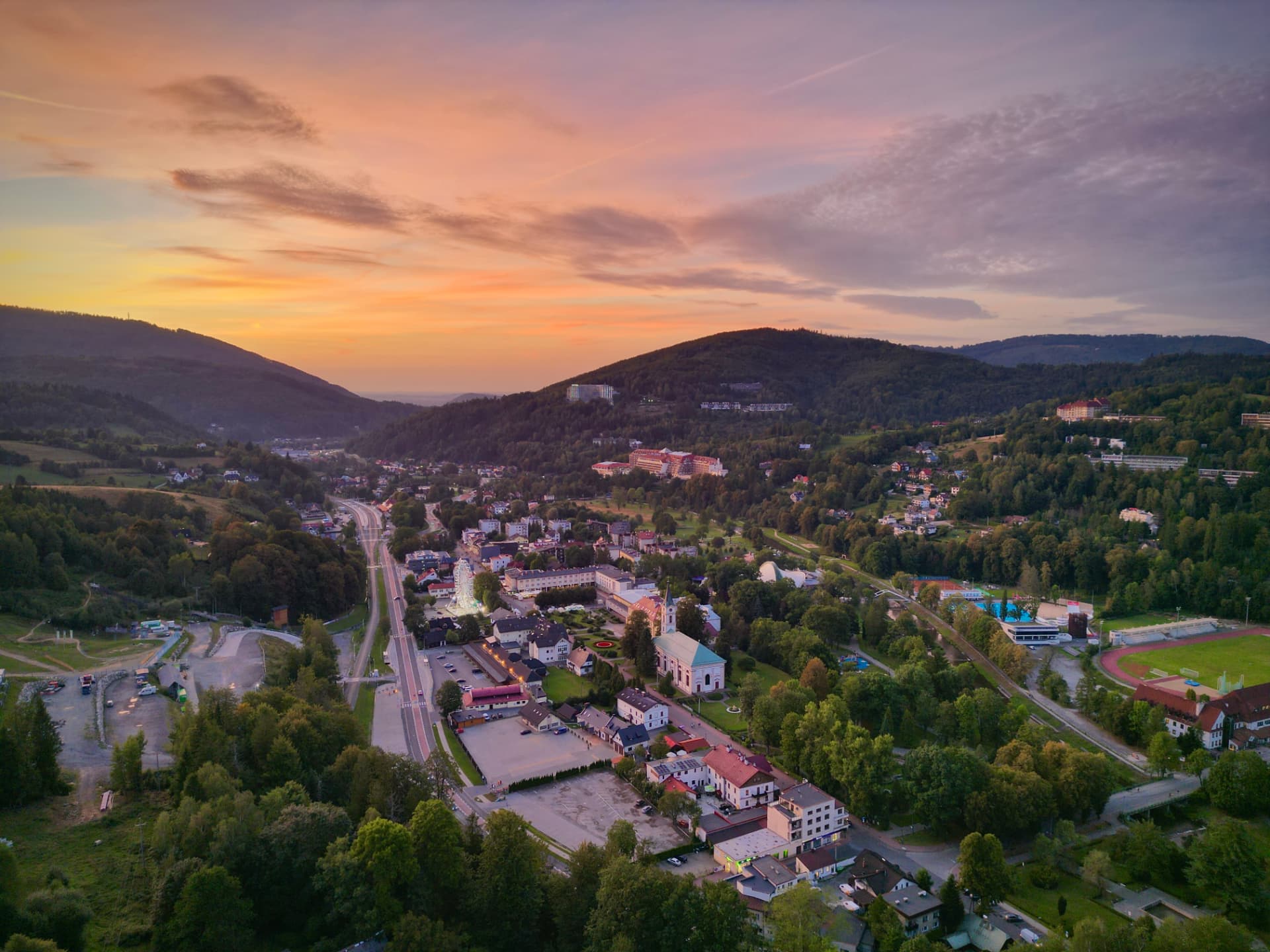 Panorama Wisły i Beskidu Śląskiego o zachodzie słońca
