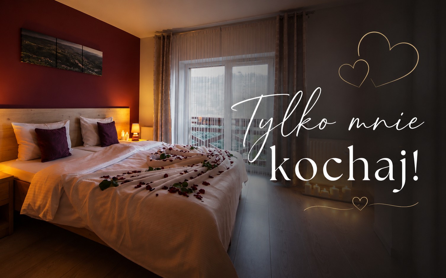 Romantycznie przygotowany pokój ze świecami i płatkami róż z napisem Tylko mnie kochaj