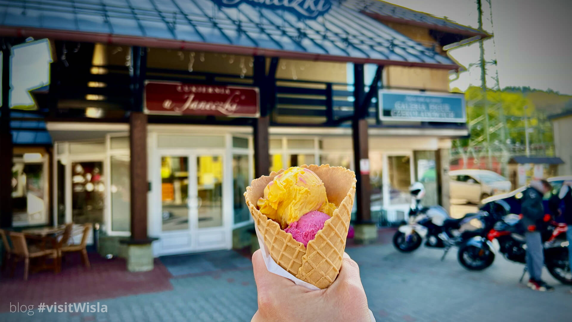 Lody w wafelku przed kultową cukiernią w Wiśle